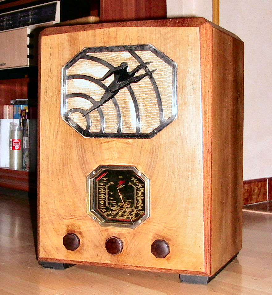 Radio LL 3696